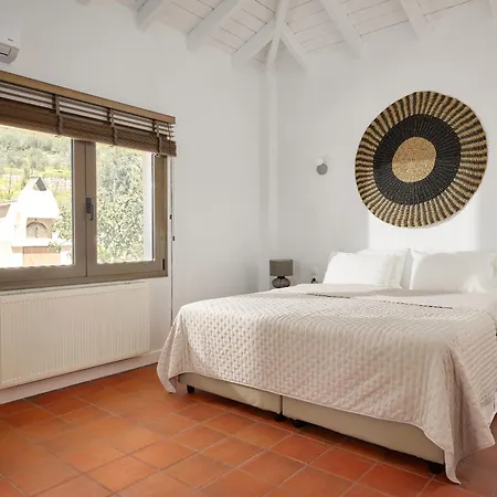 The Olive Grove With Swimming Pool And Breakfast 度假居